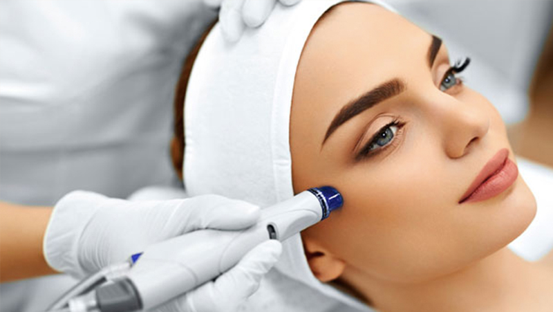 الهايدرافايشل HydraFacial : العلاج التجميلي الأكثر شيوعاً حول العالم