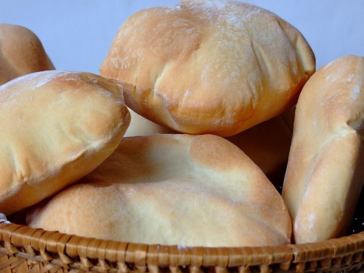 الخبز الأبيض الحبوب المحلاة الأطعمة المقلية و البيتزا وجبات غير صحية لكنها لذيذة .. تجنب تناولها