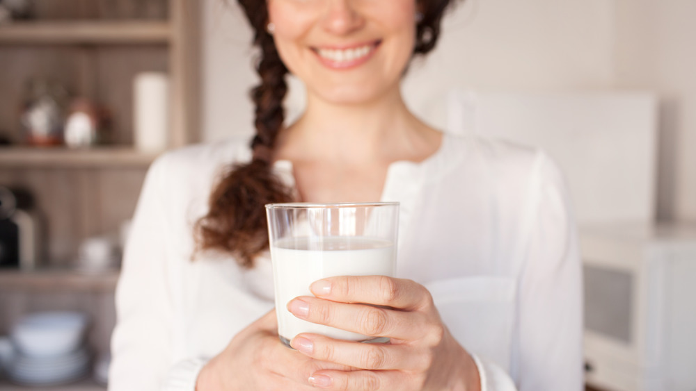 حليب الأبقار مشروب يبدو صحيًا ولكنه قد يزيد من خطر الإصابة ب سرطان الثدي بنسبة 80٪