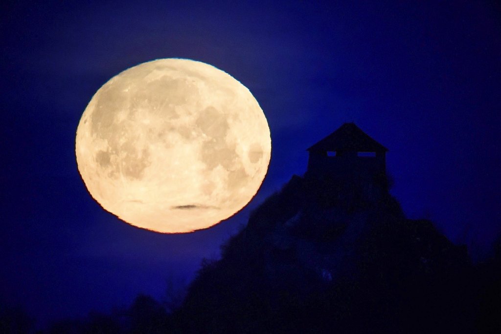 تأ ثير اكتمال القمر على تصرفاتنا هل هي أسطورة أم حقيقة ؟؟